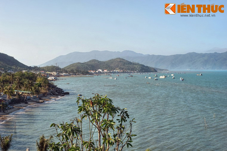  3. Vịnh Nha Phu. Nằm giữa vịnh Nha Trang và vịnh Vân Phong, cách trung tâm Nha Trang khoảng 12 km về phía Bắc, vịnh Nha Phu còn được biết đến là đầm Nha Phu, là một địa điểm du lịch tuyệt vời mà du khách không nên bỏ qua ở thành phố biển nổi tiểng miền Trung.