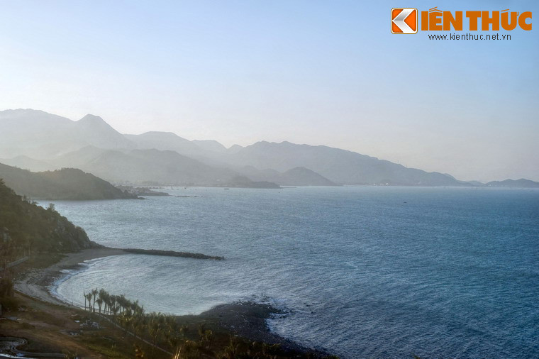 Vẻ hoang sơ với những bãi cát trải dài và đồi núi trập trùng khiến không gian nơi đây tựa như chốn tiên cảnh trong ánh sáng huyền ảo của buổi bình minh hoặc chiều tà.