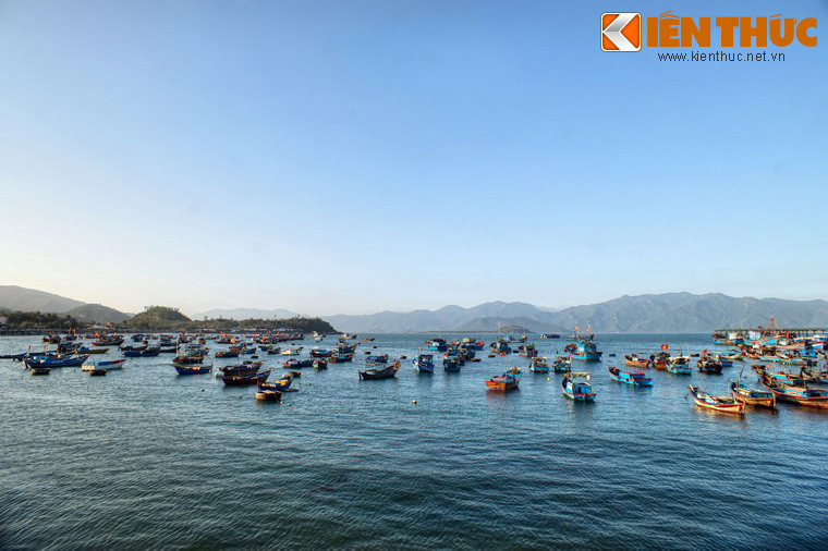 Vịnh có diện tích mặt nước rộng khoảng 1.500ha, là nơi hội tụ của nhiều dạng địa hình như đồi, núi, đảo, bãi đá, doi cát, rừng cây, suối... Cũng như nhiều vịnh biển khác trong khu vực, sự đa dạng về địa hình đem lại cho vịnh Nha Phu nhiều khung cảnh đẹp.