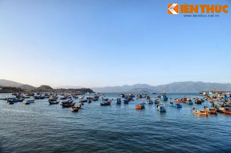 Vịnh có diện tích mặt nước rộng khoảng 1.500ha, là nơi hội tụ của nhiều dạng địa hình như đồi, núi, đảo, bãi đá, doi cát, rừng cây, suối... Cũng như nhiều vịnh biển khác trong khu vực, sự đa dạng về địa hình đem lại cho vịnh Nha Phu nhiều khung cảnh đẹp.