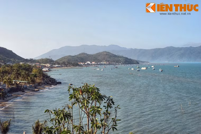  3. Vịnh Nha Phu. Nằm giữa vịnh Nha Trang và vịnh Vân Phong, cách trung tâm Nha Trang khoảng 12 km về phía Bắc, vịnh Nha Phu còn được biết đến là đầm Nha Phu, là một địa điểm du lịch tuyệt vời mà du khách không nên bỏ qua ở thành phố biển nổi tiểng miền Trung.