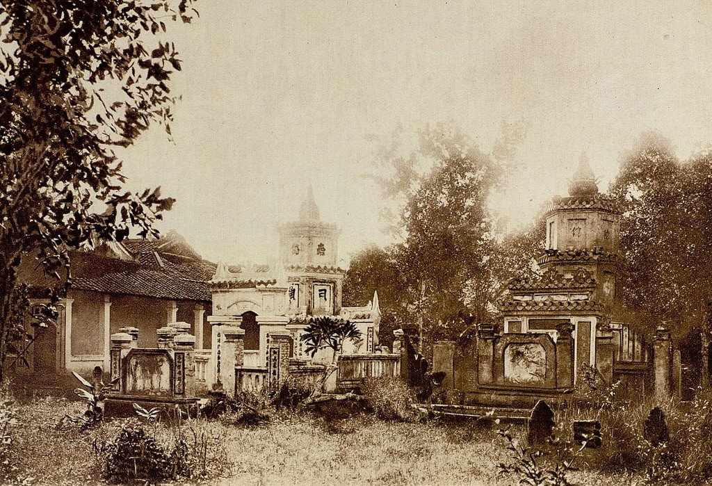Vườn tháp mộ của một ngôi chùa nằm bên đường Cái quan (nay là Quốc lộ 1) ở tỉnh Gia Định. Ảnh: Gallica.bnf.fr.