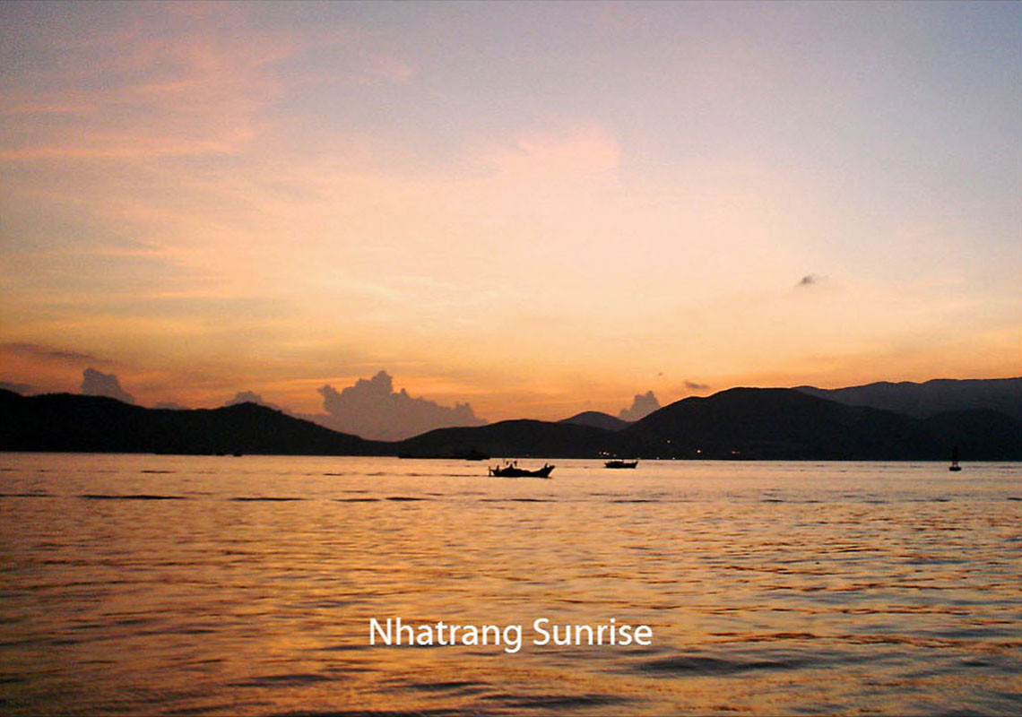 Bình minh ở thành phố biển Nha Trang. Ảnh: Cometosea.us.