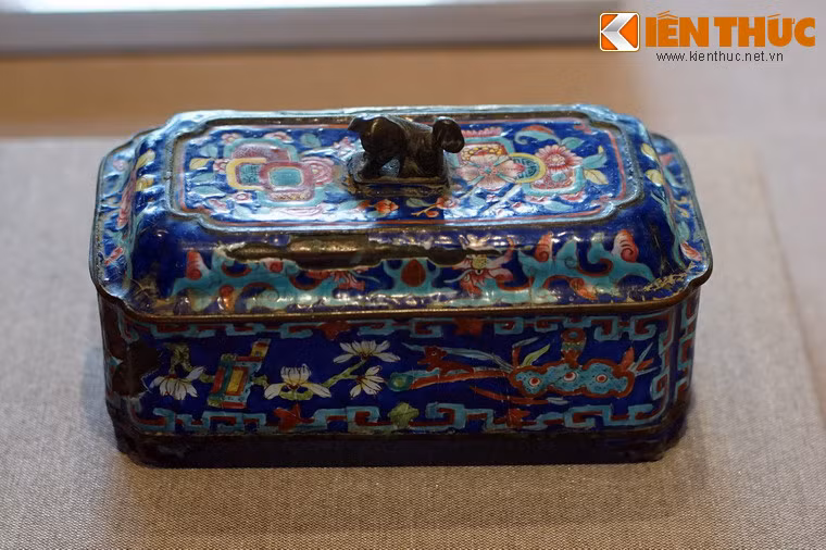 Quan trọng hơn, điều này có thể coi là sự phục hồi được một nghề chuyên sản xuất vật phẩm cho vua chúa mà một thời gian đã được xem là thất truyền. Ảnh: Hộp đựng thuốc pháp lam.