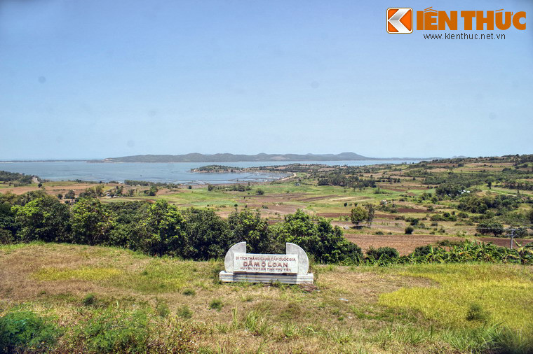 Nằm dưới chân đèo Quán Cau, ven quốc lộ 1A, thuộc địa phận huyện Tuy An, đầm Ô Loan là một thắng cảnh nổi tiếng của tỉnh Phú Yên.