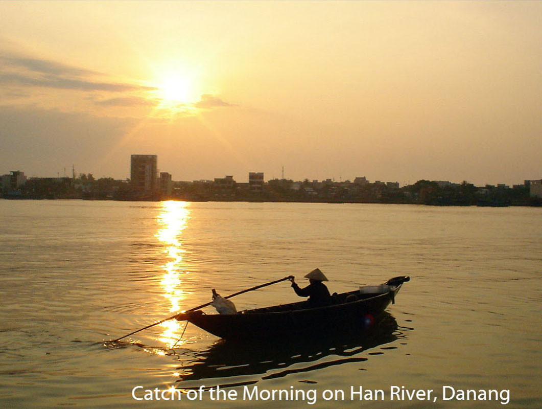 Bình minh trên sông Hàn ở Đà Nẵng năm 2010. Ảnh: Cometosea.us.