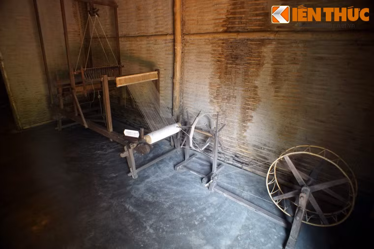 Nhà bếp ngăn thành hai gian, gian ngoài đặt bộ khung cửi của bà Hoàng Thị Loan, thân mẫu Bác Hồ.