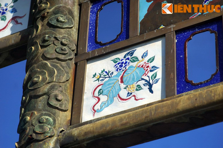 Cận cảnh một ô pháp lam hình hoa lá.