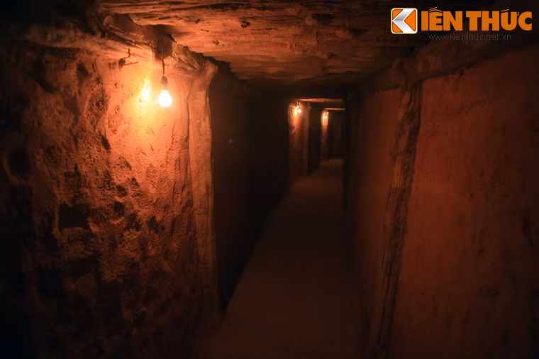 Đường hầm có tổng chiều dài dài 69 mét, rộng khoảng 1 mét, cao 1,7 mét, trần được đỡ bởi những thanh tre, gỗ.