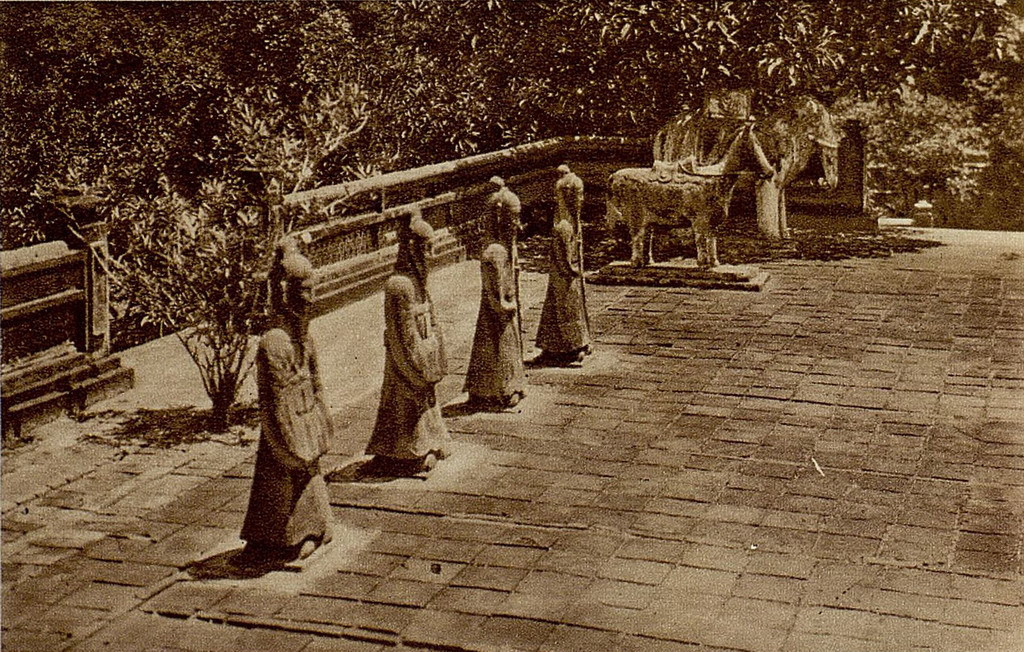 Hàng tượng đá ở sân chầu lăng vua Tự Đức. Ảnh: Gallica.bnf.fr.