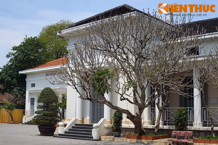 Nhiệm vụ của Viện Dân biểu là góp ý với chính phủ về các vấn đề liên quan đến dân chúng bản xứ. Quan trọng hơn, chính phủ Bảo hộ phải tham khảo Viện Dân biểu về ngân sách, thuế khóa và các công trình công cộng ở Trung Kỳ.