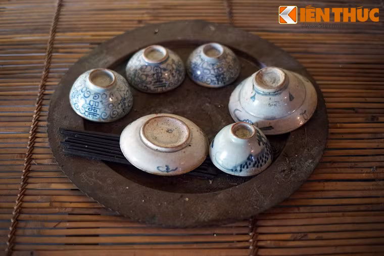 Các vật dụng được trưng bày trong nhà gợi nhớ về không gian sống của người Việt một thế kỷ trước.