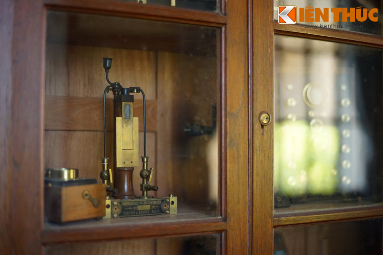 Những vật dụng lạ mắt trong chiếc tủ chứa thiết bị khoa học.