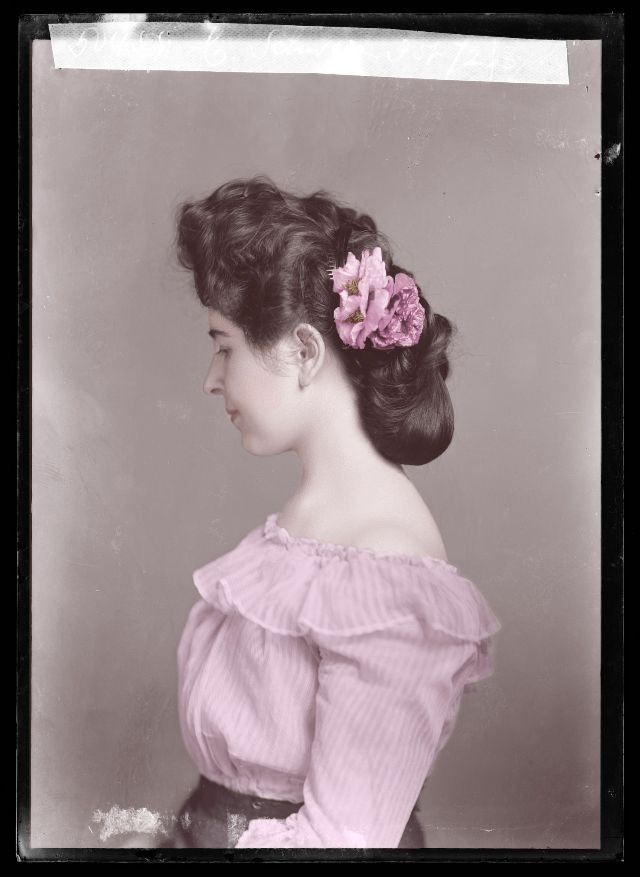 Bức chân dung chụp ngang quyến rũ của nàng Catherine Schwarz. Ảnh: Rob van den Berg.