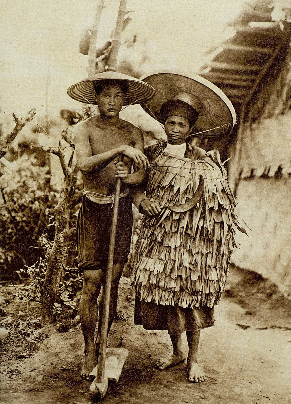 Hai vợ chồng nông dân ở ngoại thành Hà Nội. Ảnh: Gallica.bnf.fr.