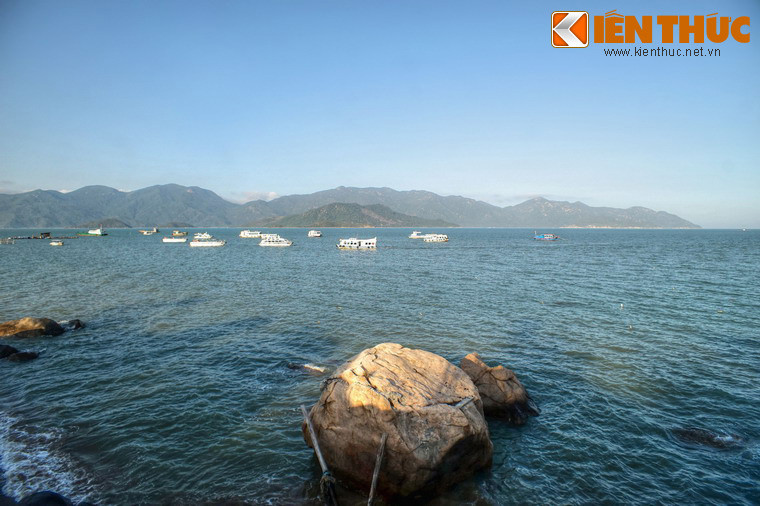 Nhiều hòn đảo của vịnh đã được xây dựng thành điểm du lịch hấp dẫn đông đảo du khách trong nước và quốc tế như : Hòn Lao - đảo Khỉ, Hòn Lèo - suối Hoa Lan, Hòn Thị, Hòn Đá Bạc...