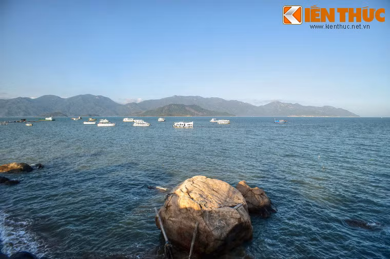 Nhiều hòn đảo của vịnh đã được xây dựng thành điểm du lịch hấp dẫn đông đảo du khách trong nước và quốc tế như : Hòn Lao - đảo Khỉ, Hòn Lèo - suối Hoa Lan, Hòn Thị, Hòn Đá Bạc...