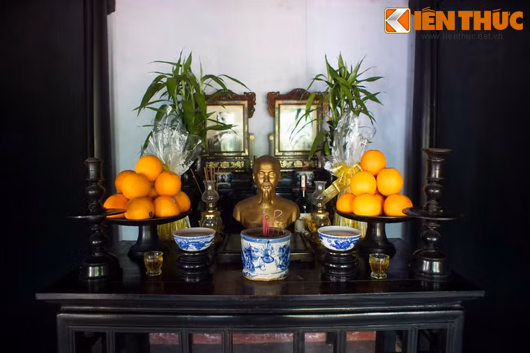 Phía bên trong của gian này bài trí bàn thờ Chủ tịch Hồ Chí Minh và đấng song thân của Người là cụ Nguyễn Sinh Sắc và cụ Hoàng Thị Loan.