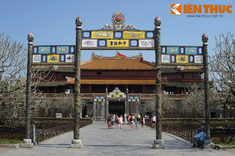 Cổng đồng ở hai đầu cầu Trung Đạo trong Hoàng thành Huế được trang trí bằng các ô pháp lam.