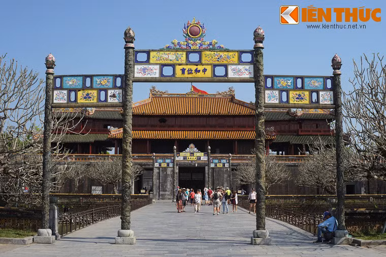 Cổng đồng ở hai đầu cầu Trung Đạo trong Hoàng thành Huế được trang trí bằng các ô pháp lam.