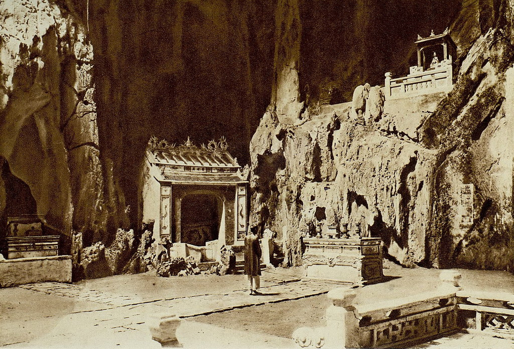 Bên trong động Huyền Không ở Ngũ Hành Sơn. Ảnh: Gallica.bnf.fr.