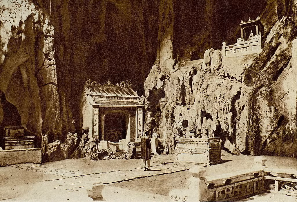 Bên trong động Huyền Không ở Ngũ Hành Sơn. Ảnh: Gallica.bnf.fr.