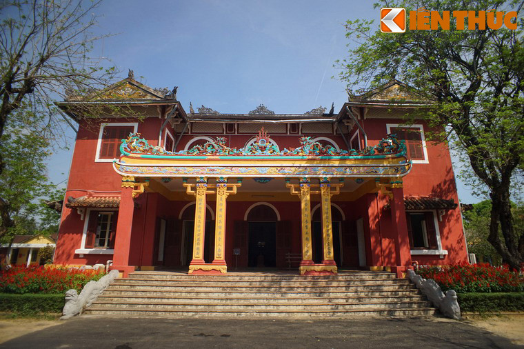 Tòa nhà Viện Cơ Mật có hai tầng, mang phong cách kiến trúc Đông - Tây kết hợp kiểu thuộc địa. So với kiến trúc nguyên bản, công trình hiện tại đã được xây thêm hai khối nhà ở hai bên cùng một số sửa đổi khác.