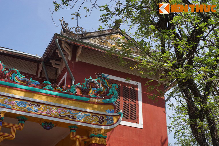 Sau khi vua Gia Long lên ngôi năm 1802, Đô thành Phú Xuân bị triệt giải và khu vực Tam Tòa hiện nay được dùng để xây chỗ ở cho Hoàng tử Đảm (vua Minh Mạng sau này).