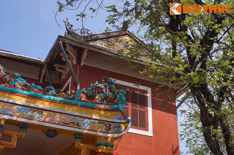 Sau khi vua Gia Long lên ngôi năm 1802, Đô thành Phú Xuân bị triệt giải và khu vực Tam Tòa hiện nay được dùng để xây chỗ ở cho Hoàng tử Đảm (vua Minh Mạng sau này).