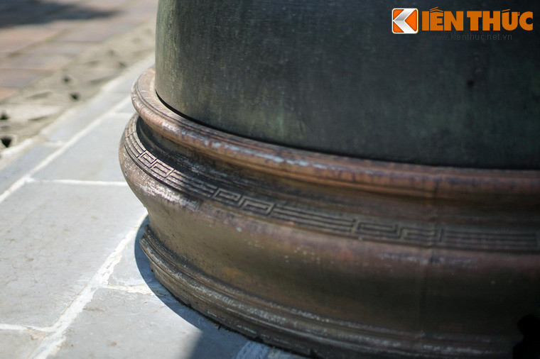 Vạc được kê trên bộ chân chân kiềng bằng gang được tạo dáng khá đẹp và hài hoà với phần thân.