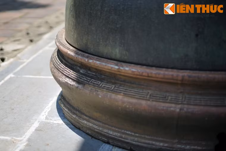 Vạc được kê trên bộ chân chân kiềng bằng gang được tạo dáng khá đẹp và hài hoà với phần thân.