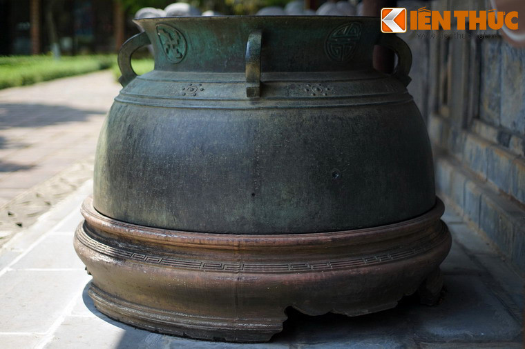 Phần thân vạc không chia thành lớp hay ô hình học để trang trí như một số chiếc vạc khác mà chỉ trang trí phần trên, phía có quai vạc.