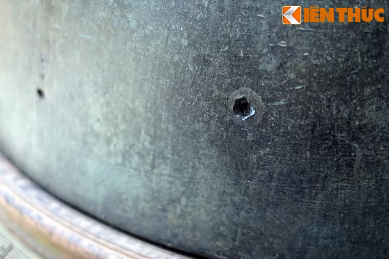 Thân vạc có một số vết đạn, là dấu tích của các cuộc chiến ác liệt từng xảy ra ở Cố đô Huế.