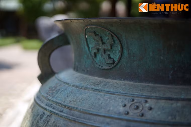 Cổ vạc trang trí các chữ Vạn và chữ Thọ cách điệu, nằm ở khoảng giữa các quai.