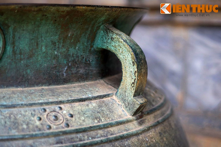 Vạc có bốn quai được tạo dáng đơn giản, nằm giữa cổ vạc và thân vạc.