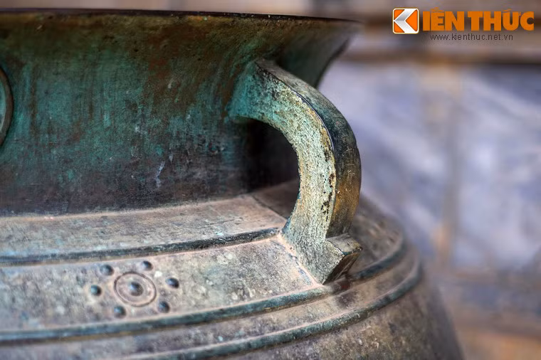 Vạc có bốn quai được tạo dáng đơn giản, nằm giữa cổ vạc và thân vạc.