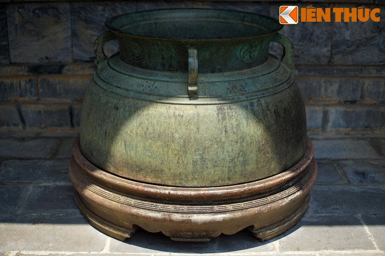 Đây là một chiếc vạc có hình dáng rất lạ với cổ thắt bụng phình to, trông như một chiếc nồi kích thước lớn, trong khi những chiếc vạc còn lại đều có miệng loe rộng so với thân.