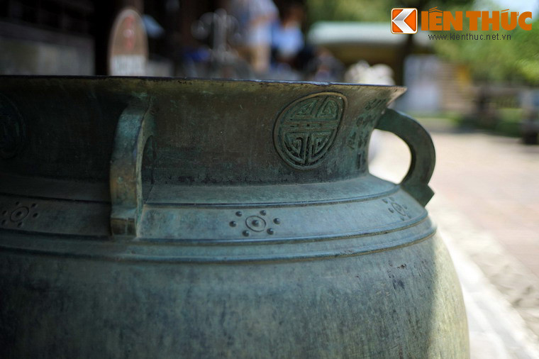 Chiếc vạc được đúc năm 1631, thời chúa Nguyễn Phúc Nguyên, hiện đang được đặt ngay trước hiên điện Long An (toà nhà trưng bày chính của Bảo tàng mỹ thuật cung đình Huế).