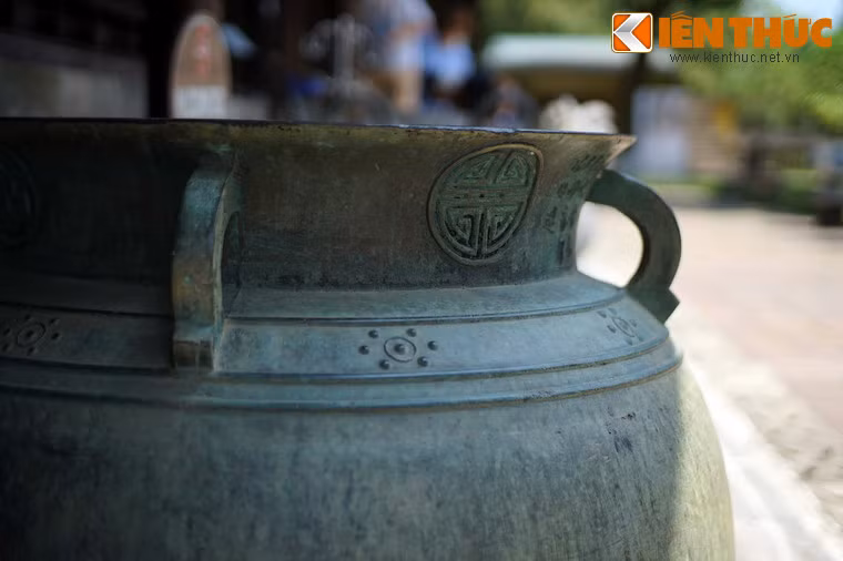 Chiếc vạc được đúc năm 1631, thời chúa Nguyễn Phúc Nguyên, hiện đang được đặt ngay trước hiên điện Long An (toà nhà trưng bày chính của Bảo tàng mỹ thuật cung đình Huế).