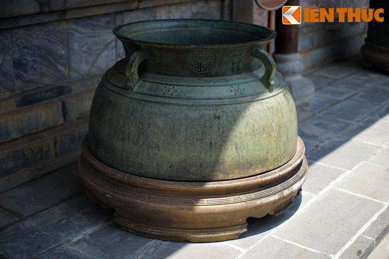 Cố đô Huế ngày nay còn lưu giữ 15 chiếc vạc đồng cổ, là những tác phẩm nghệ thuật thể hiện tay nghề tuyệt vời của các nghệ nhân thời nhà Nguyễn. Trong số đó có một chiếc vạc được coi là độc nhất vô nhị trong hệ thống cổ vật của triều đại này.