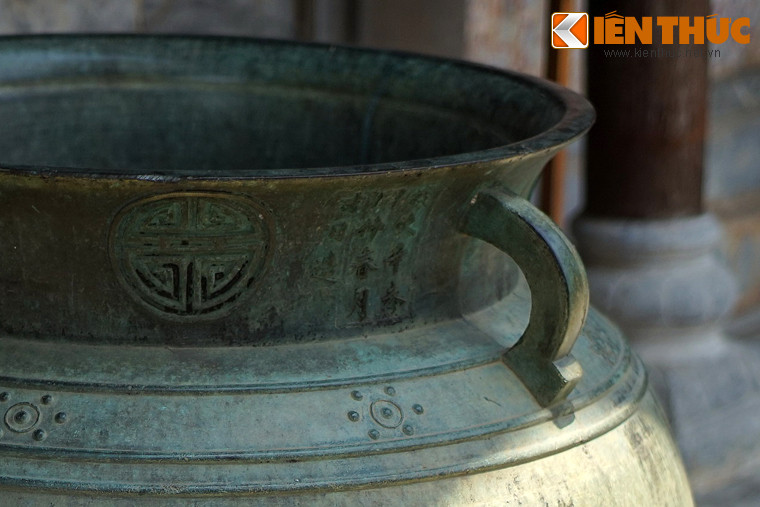 Một phần cổ vạc có khắc dòng chữ đề niên đại "Tuế thứ Tân Mùi nhuận trọng xuân", tức năm 1631.