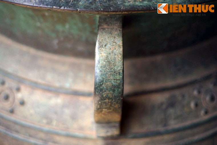 Một quai vạc khắc chữ "Trọng ngũ bách lục thập nhất cân", có nghĩa trọng lượng vạc là 561 cân (ta), tương đương 340 kg.