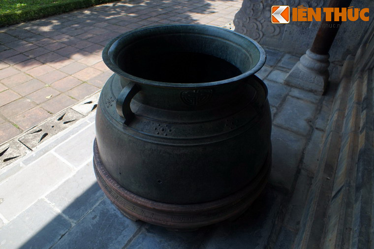 Trong 15 chiếc vạc đồng của nhà Nguyễn ở Huế, đây chính là chiếc vạc đồng cổ nhất.