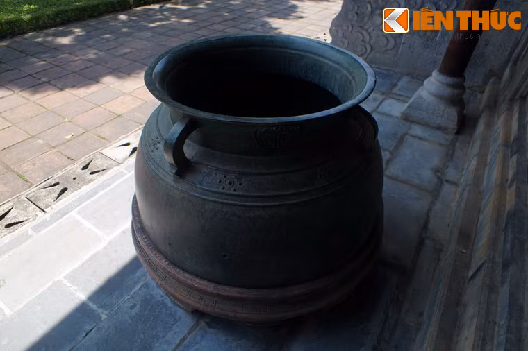 Trong 15 chiếc vạc đồng của nhà Nguyễn ở Huế, đây chính là chiếc vạc đồng cổ nhất.