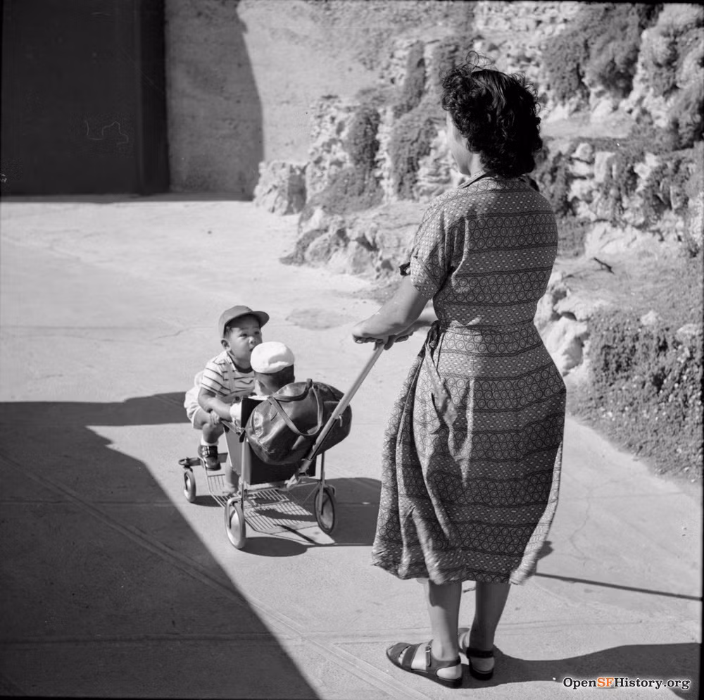 Hai "đại biểu nhí" được mẹ trông nom. Ảnh: Opensfhistory.org.