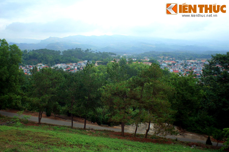 Như vậy, trong chưa đầy 50 năm, Điện Biên Phủ đã chuyển mình từ chốn bình địa thành một thành phố hiện đại. Đây là một quá trình mang tính biểu tượng cho sức sống của đất và người Điện Biên. Ảnh: Thành phố Điện Biên Phủ nhìn từ đồi D1.