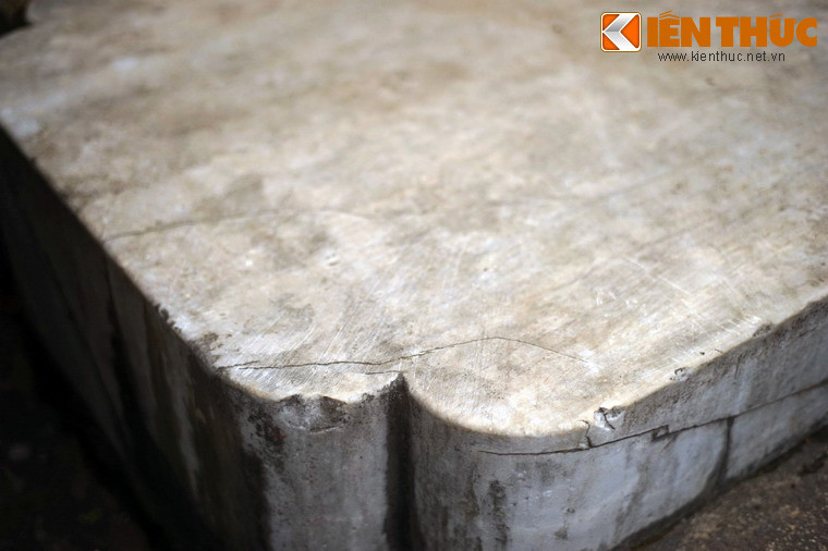 Đệ tử của sư Phước Huệ là nhà sư Mật Hạnh (một vị trụ trì của chùa trước đây) thì kể rằng lúc 20 tuổi, vào những đêm mùa đông, trong tiết trời âm u, nhà sư thấy một phụ nữ thường xuyên bước ra từ phiến đá.