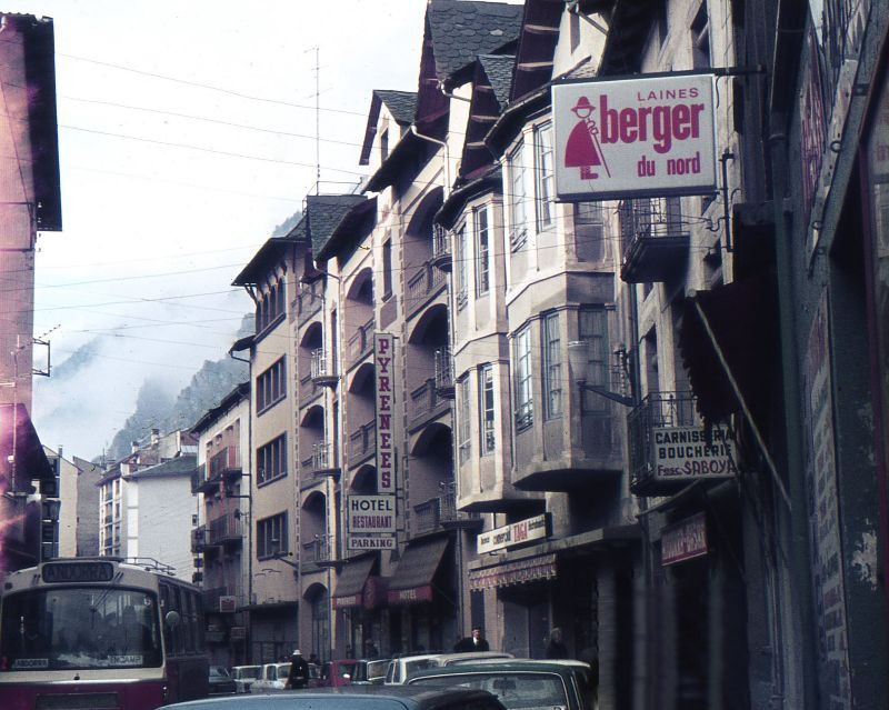Đường phố ở Andorra la Vella, thủ đô của Công quốc Andorra, tháng 2/1977. Ảnh: Raúl Alejandro Rodríguez Flickr.