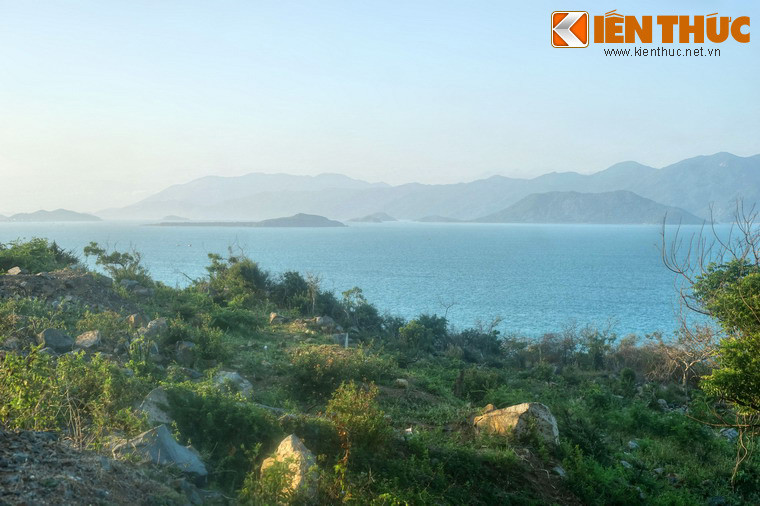 Cảnh quan của vịnh đặc biệt hùng vĩ với góc nhìn từ các sườn núi cao.