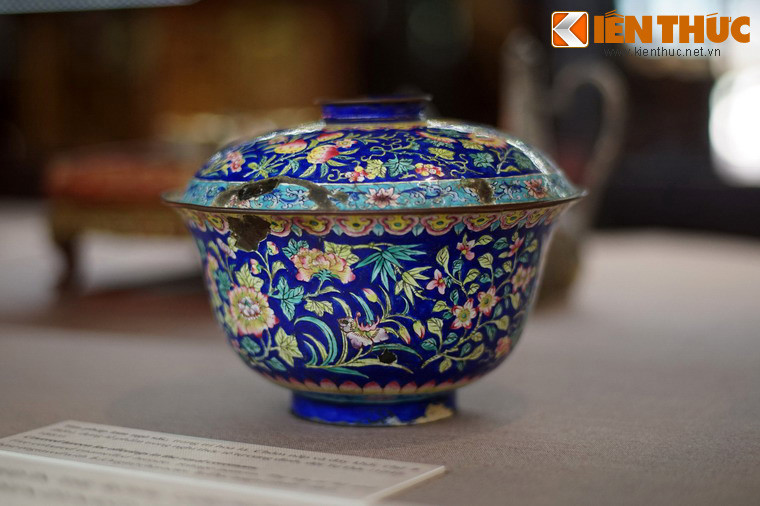 Tìm pháp lam ngũ sắc, trang trí hoa lá, dùng đựng lễ phẩm trong nghi thức tế tự cung đình thời Tự Đức.